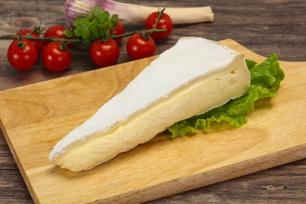 Brie Kaas Driehoek Geserveerd Salade Bladeren — Stockfoto