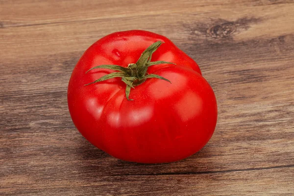 Reife Leckere Rote Große Tomate Über Dem Hintergrund — Stockfoto