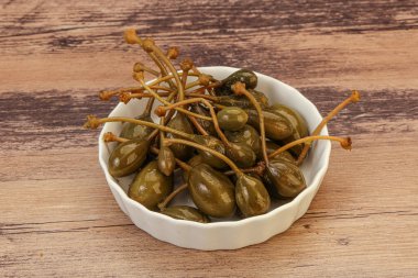 Lezzetli kapari meyveleri kasede 