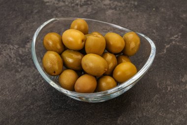 Kavanozda yeşil zeytin turşusu