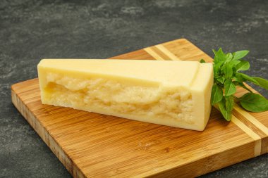 Sert parmesan peynirli fesleğen.