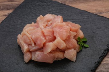 Pişirmek için çiğ tavuk göğsü.