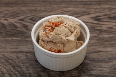 Kavanozda baharatlı ringa yağı var.