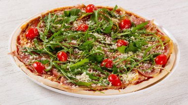 Hamon ve roka ile pizza.