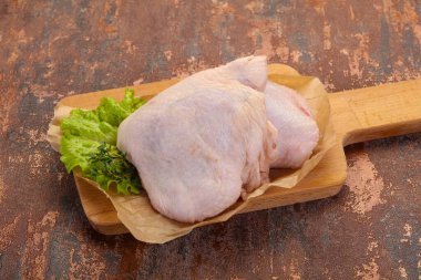 Çiğ tavuk kalçası pişirmeye hazır.