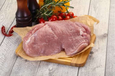 Ahşap zemin üzerinde çiğ domuz eti