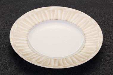 Siyah arkaplan üzerine boş beyaz tabak