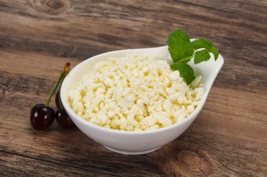 Taze kaymak tabaktaki taze kaymak. Naneli ve vişneli.