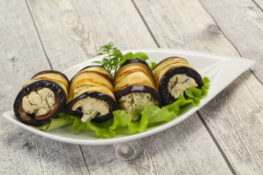 Peynirli patlıcan dolması ve otlar salata servis