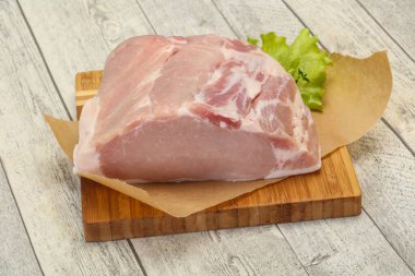 Çiğ domuz eti pişirmeye hazır.