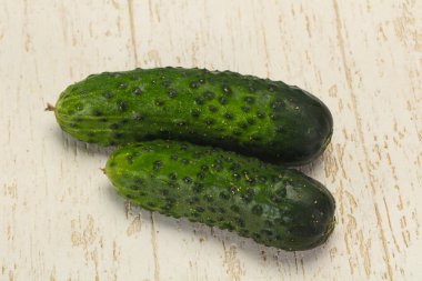 Taze taze iki salatalık vejetaryen için hazır.