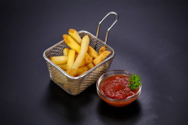 Ev yapımı soslu patates kızartması.