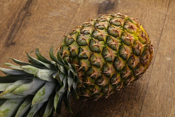 Świeży Ananas Dojrzałe Nad Podłoże Drewniane — Zdjęcie stockowe