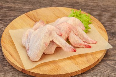 Çiğ tavuk kanatları pişmeye hazır.