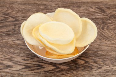 Asya usülü - kâsede ev yapımı karides cipsi