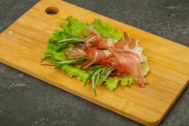 Biberiyeli dilimlenmiş domuz eti.