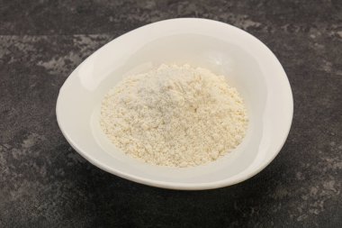 Buğday unu kasede yemek pişirmek için.