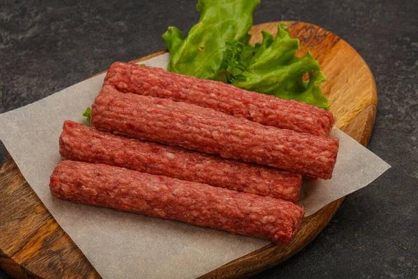 Embutidos Carne Cruda Con Especias Para Asar —  Fotos de Stock