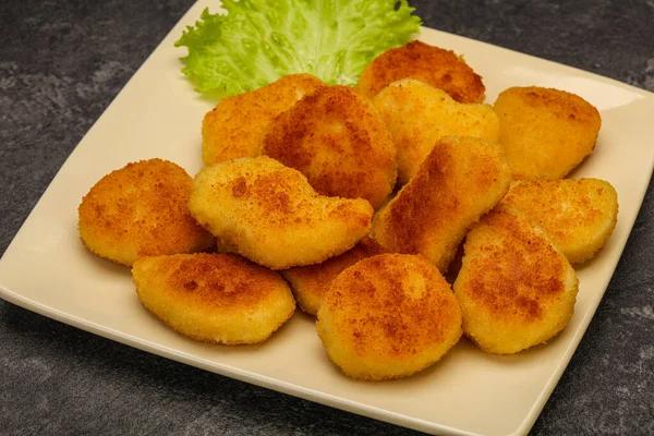 Frito Sabroso Pollo Nuggets Servido Ensalada Hojas — Foto de Stock