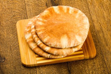 Pide ekmek yığın ahşap arka plan üzerinde