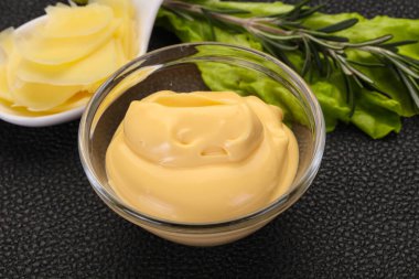 Kasedeki peynir sosu dilimlenmiş parmesan.