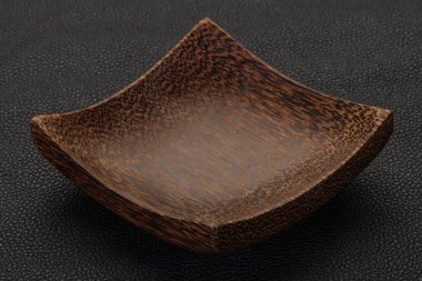 Siyah arka plan üzerinde boş ahşap kase