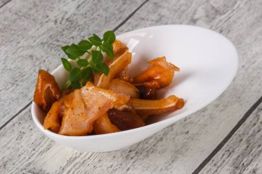 Kasede domuz kulağı var.