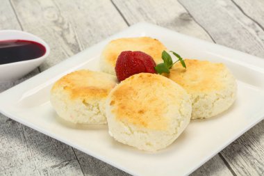 Reçelli krep ve naneli çilek.