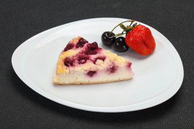 Kirazlı cheesecake çilekli ve naneli.