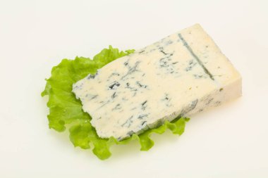 İtalyan geleneksel gorgonzola peyniri beyaza izole edilmiş.