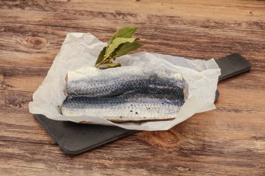 Güvertede deri ve baharatlı ringa filetosu.