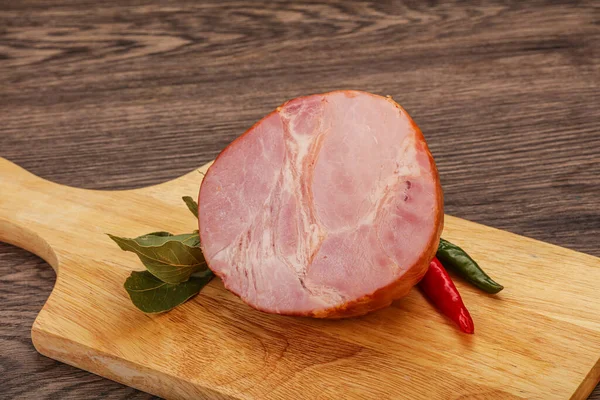 Ham Gesneden Het Bord Geserveerd Laurierbladeren — Stockfoto