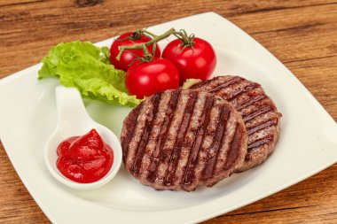 Domates soslu ızgara burger pirzolası
