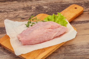 Pişirmek için çiğ hindi göğsü biftek.