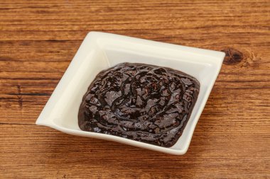 Kasede acı biber sosu var.