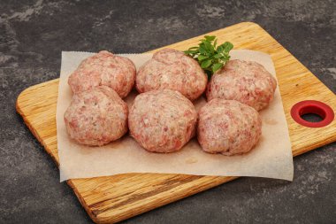 Yemek pişirmek için çiğ hindi köftesi.