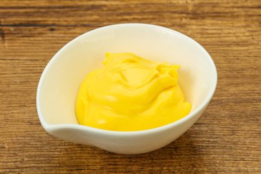 Tabaktaki doğal lezzetli peynir sosu