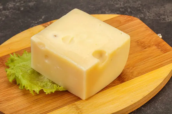 Emmental Ost Över Trä Ombord Serveras Sallad — Stockfoto