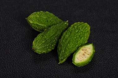 Tropikal egzotik sebze-acı kavun yığını