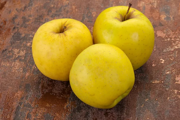 Manzanas Amarillas Maduras Sobre Fondo Madera — Foto de Stock