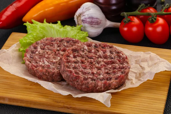 Rohe Burger Schnitzel Bereit Für Den Grill — Stockfoto