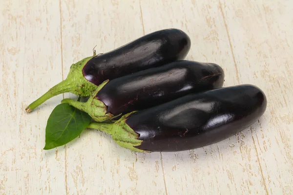 Peu Aubergines Mûres Savoureuses Sur Fond Bois — Photo