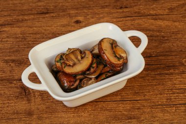 Kavrulmuş şampiyon, kasede otlar ve baharatlar var.