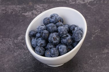 Arka planda tatlı sulu yaban mersini yığını