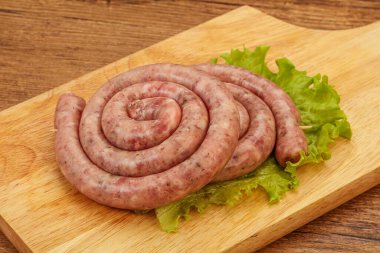 Izgara için çiğ domuz sosisi halkası.