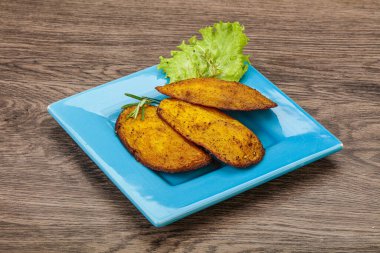 Fırında patates ve biberiye servis edilen baharatlar.