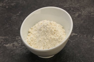 Buğday unu kasede yemek pişirmek için.