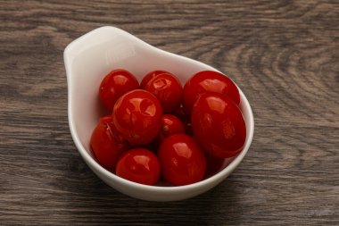 Kasede kırmızı vişneli domates turşusu