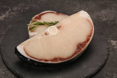 Çiğ köpekbalığı bifteği pişirmek için biberiye servis edilir.