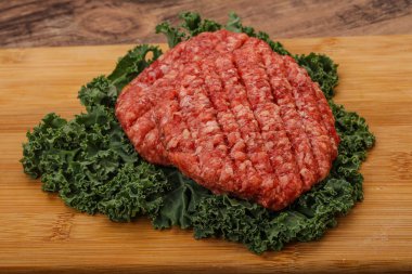 Izgara için çiğ sığır eti pirzolası.